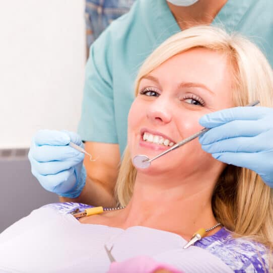 Tandlæge tjekker tænder
